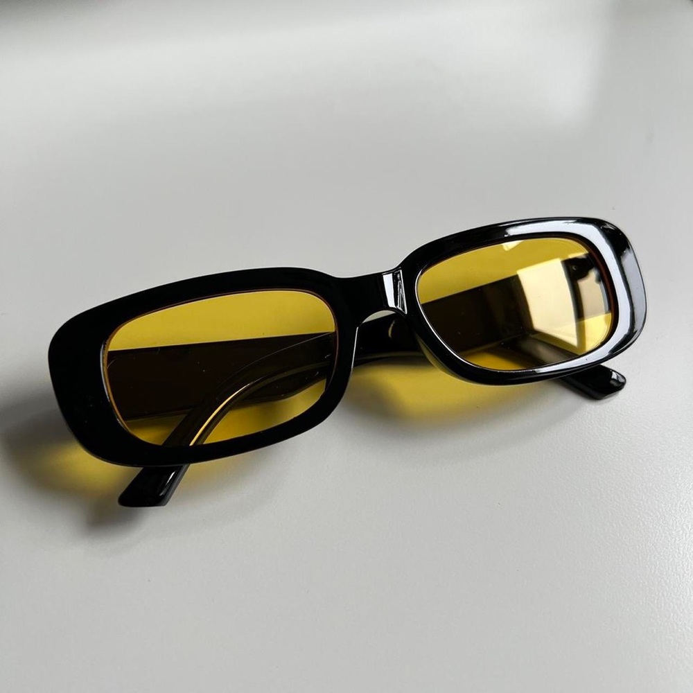 Sleek Black Aviator Sunglasses with Dark Lenses
